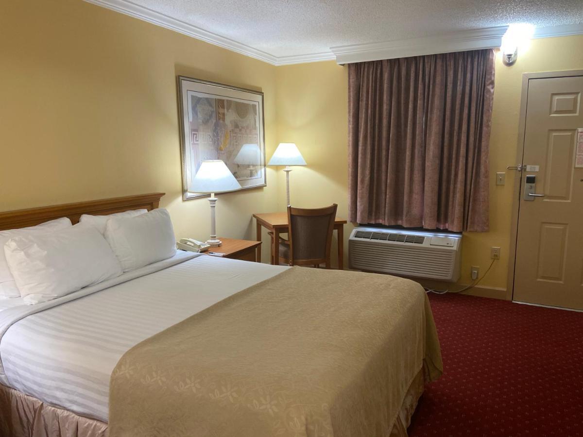 Bryson Inn เมานท์แอรี ภายนอก รูปภาพ